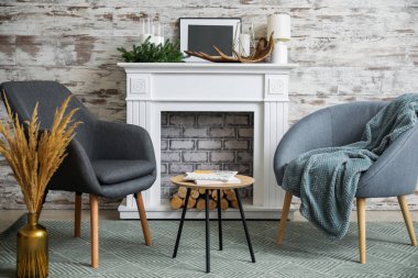 Şömineli modern odanın içi.