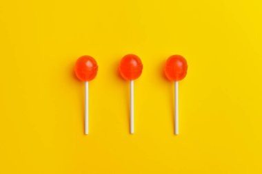 Renkli arka planda lezzetli lolipoplar