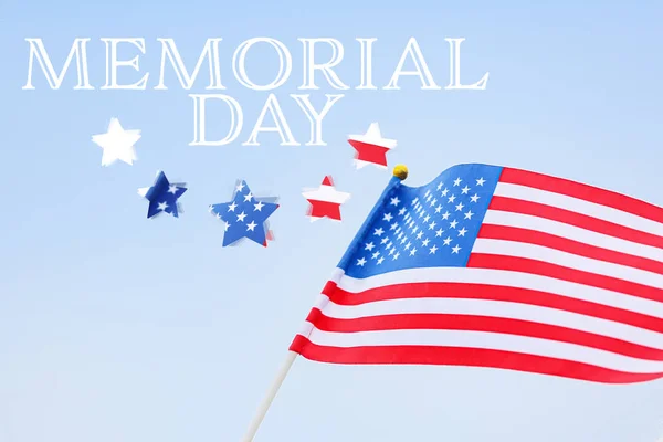 Drapeau des États-Unis, étoiles et texte MEMORIAL DAY sur fond bleu — Photo