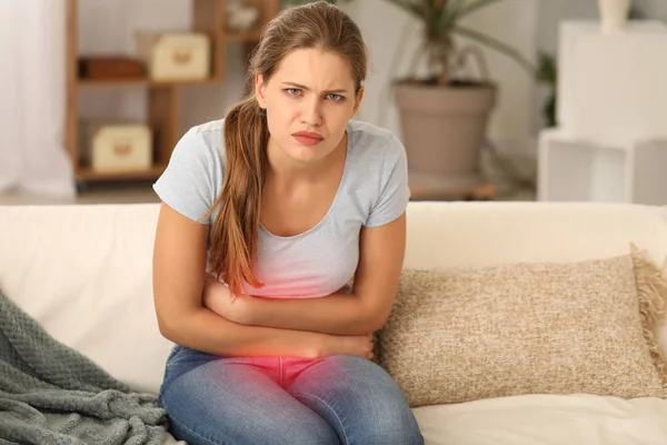 Fiatal nő szenved menstruációs görcsök otthon — Stock Fotó