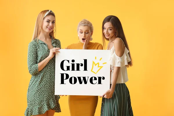 Piękne młode kobiety trzymające plakat z tekstem Girl Power na tle koloru — Zdjęcie stockowe