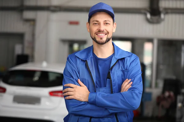 Mecánico masculino en el centro de servicio del coche — Foto de Stock