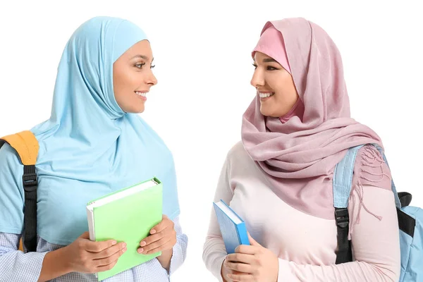 具有白人背景的女穆斯林学生 — 图库照片