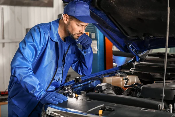 Male mechanic working in car service center — Stock Photo, Image