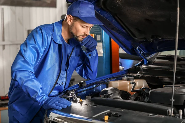 Mecánico masculino trabajando en el centro de servicio de coches —  Fotos de Stock