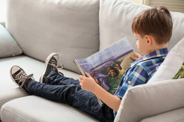 Söt liten pojke läser bok hemma — Stockfoto