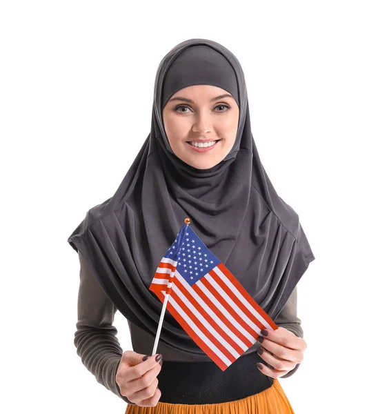 Mujer musulmana joven con bandera de EE.UU. sobre fondo blanco — Foto de Stock