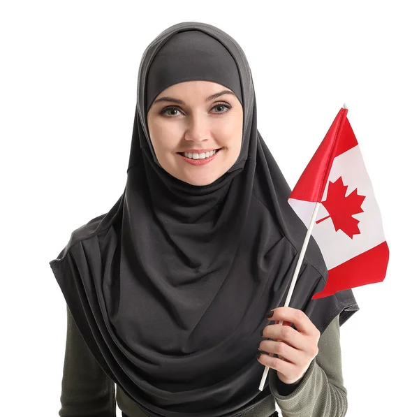 身披加拿大国旗、身披白色背景的年轻穆斯林妇女 — 图库照片