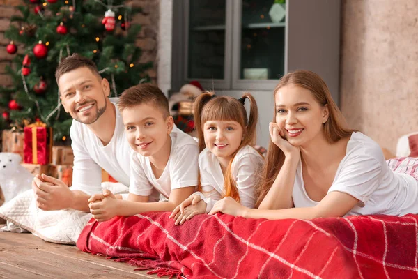 Щаслива сім'я відпочиває напередодні Різдва вдома — стокове фото