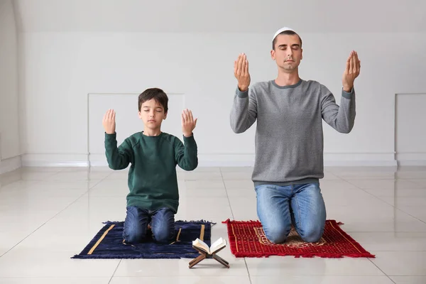 Muslimischer Junge mit Vater, der drinnen betet — Stockfoto