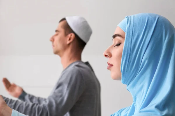 Muszlim pár imádkozik a szobában. — Stock Fotó