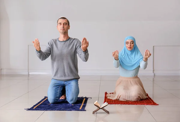 Muslim couple praying in room — Stock Photo, Image