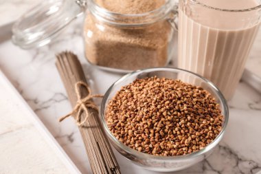 Masada çiğ karabuğday, makarna, un ve süt var.