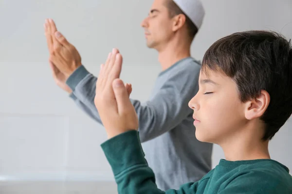 Muslimischer Junge mit Vater, der drinnen betet — Stockfoto