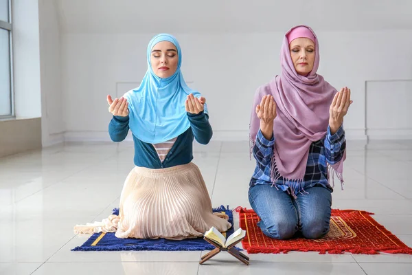 Muslim women praying in room — Stock Photo, Image