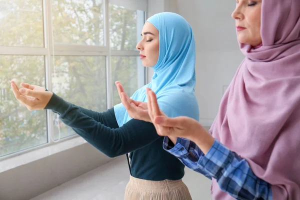 Muszlim nők imádkoznak a szobában — Stock Fotó