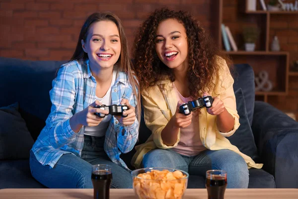 Φίλοι που παίζουν βιντεοπαιχνίδια στο σπίτι — Φωτογραφία Αρχείου