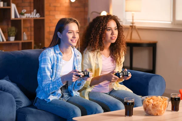 Φίλοι που παίζουν βιντεοπαιχνίδια στο σπίτι — Φωτογραφία Αρχείου
