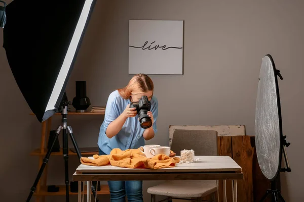 Ung kvinna tar bild av dryck med marshmallows i professionell studio — Stockfoto