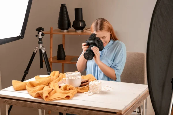 Genç bir kadın profesyonel stüdyoda marşmelovla içki içerken fotoğraf çekiyor. — Stok fotoğraf