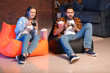 Evde oyun oynayan arkadaşlar