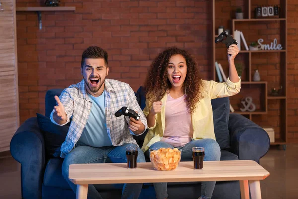 Vrienden spelen videospel thuis — Stockfoto