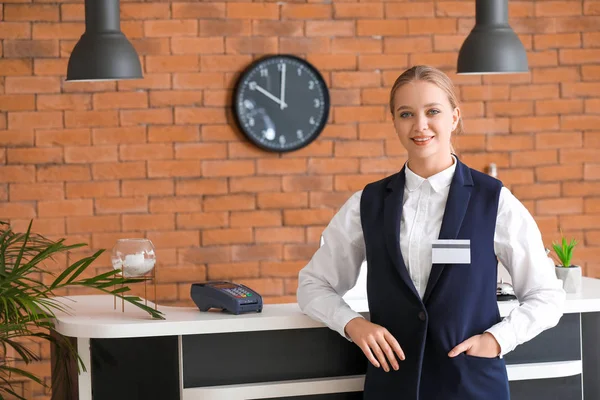 Junge Empfangsdame in der Nähe der Rezeption im Hotel — Stockfoto