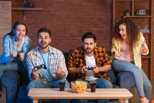 Amigos jugando videojuegos en casa —  Fotos de Stock