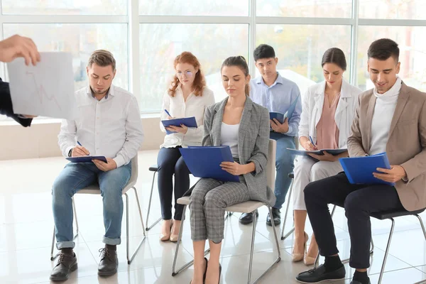Grupp av affärsmän under utbildning i kontor — Stockfoto
