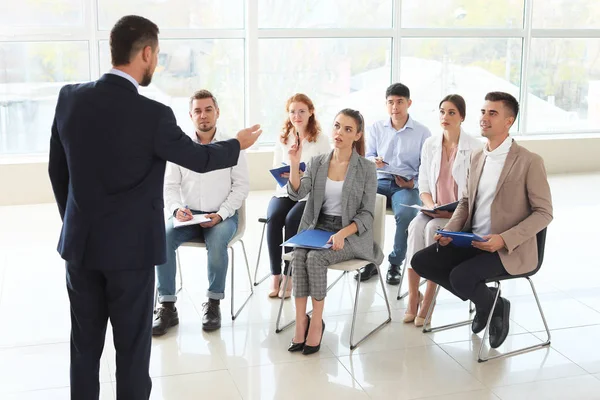 Zakenman houdt een vergadering — Stockfoto