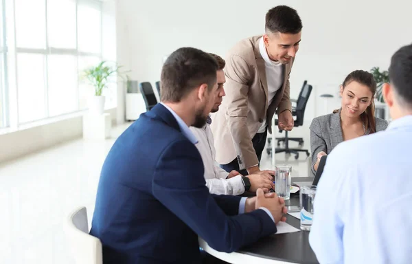 Gruppe von Geschäftsleuten während eines Treffens im Büro — Stockfoto