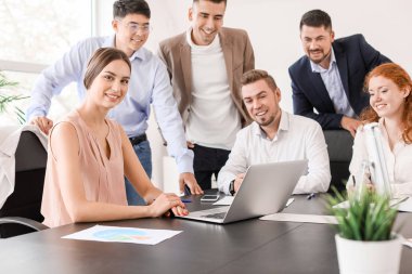 Ofiste toplanan bir grup iş adamı