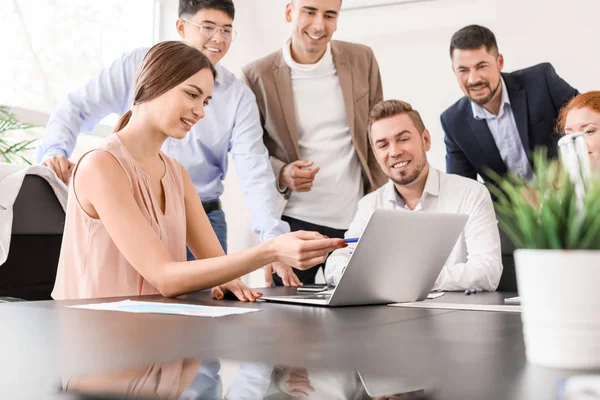 Groupe de gens d'affaires lors d'une réunion au bureau — Photo