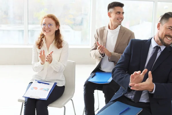 Grupp av glada affärsmän under utbildning i kontor — Stockfoto