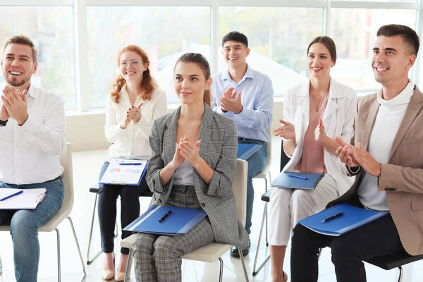Группа счастливых деловых людей во время обучения в офисе
