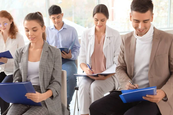 Grupp av affärsmän under utbildning i kontor — Stockfoto