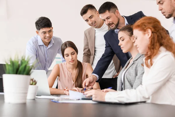 Groupe de gens d'affaires lors d'une réunion au bureau — Photo