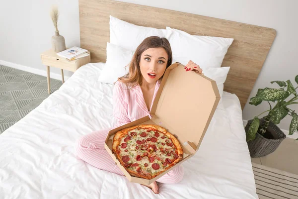 Manhã de jovem surpresa com pizza saborosa no quarto — Fotografia de Stock