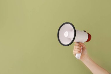 Renkli arka planda megafon ile Kadın el