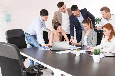 Ofiste toplanan bir grup iş adamı