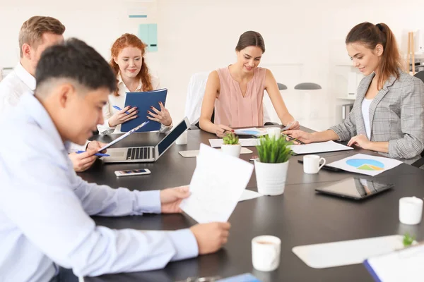 Groupe de gens d'affaires lors d'une réunion au bureau — Photo