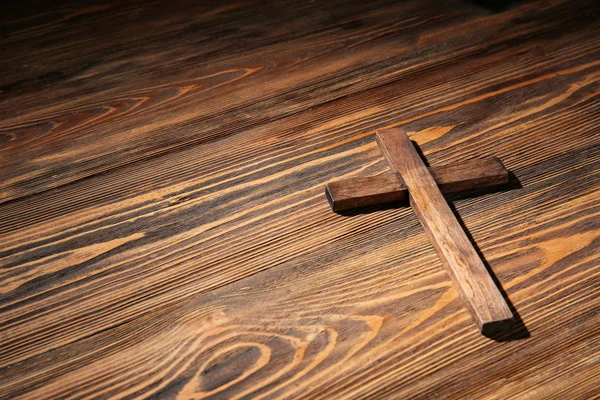 基督教十字架，木制背景 — 图库照片