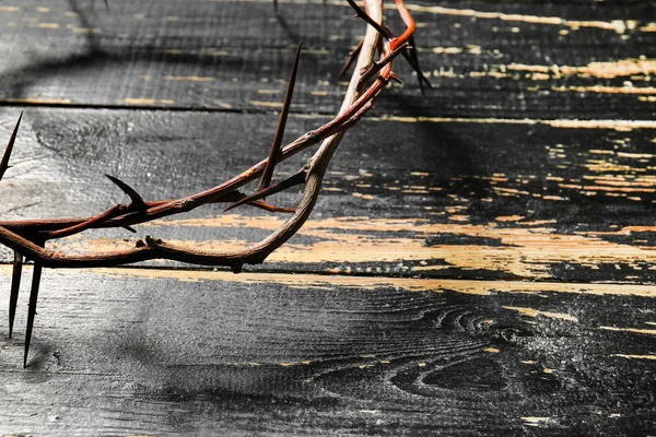 Ghirlanda di spine su fondo di legno scuro, primo piano — Foto Stock