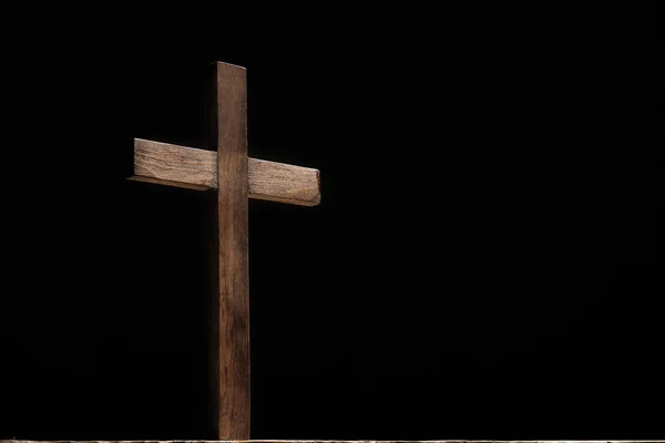 Křesťanský kříž na tmavém pozadí — Stock fotografie