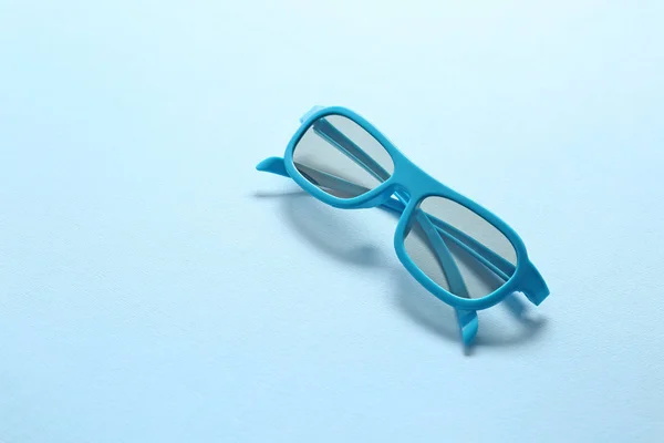 Óculos elegantes no fundo da cor — Fotografia de Stock