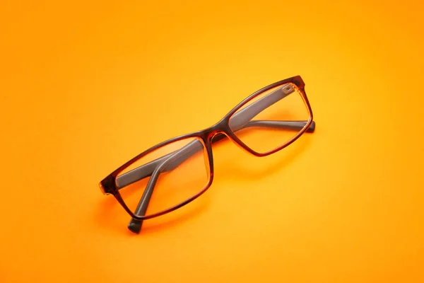 Stílusos szemüveg színes háttér — Stock Fotó