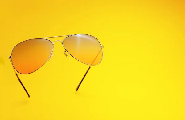 Stilvolle Sonnenbrille auf farbigem Hintergrund — Stockfoto