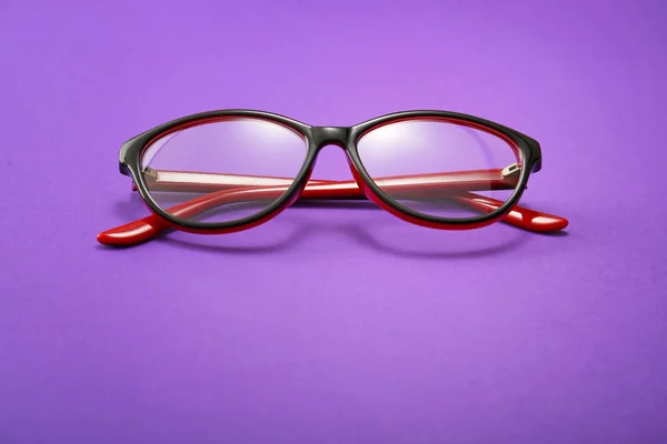 Lunettes de vue élégantes sur fond de couleur — Photo