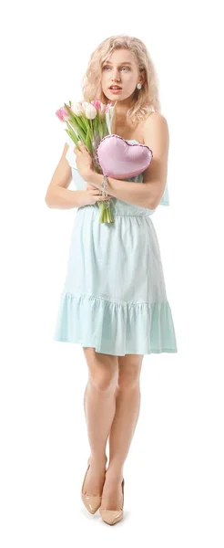 Krásná mladá žena s květinami a balónem na bílém pozadí. Mezinárodní oslava Dne žen — Stock fotografie