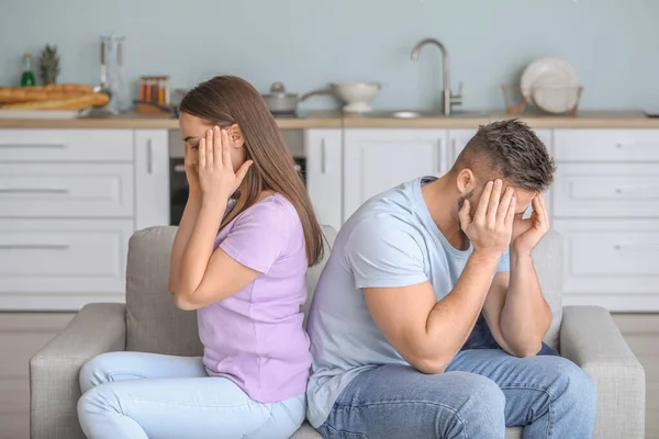 Jong stel van streek na ruzie thuis — Stockfoto